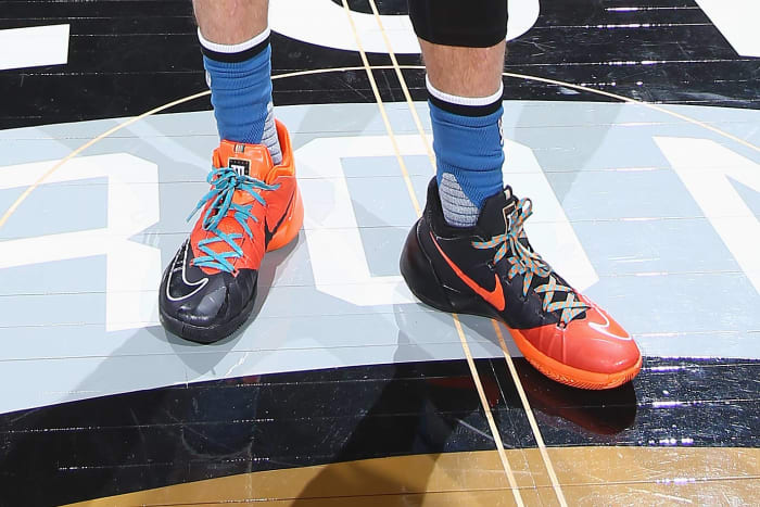 Zach-LaVine-Nike-Hyperdunk-2015-Low-Dunk-Contest-PE-shoes.jpg